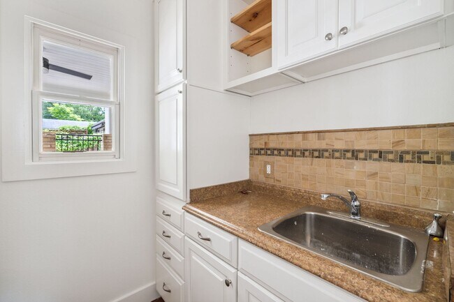 Building Photo - CHARMING 3-BEDROOM IN THE HEART OF ALAMO HEIGHTS