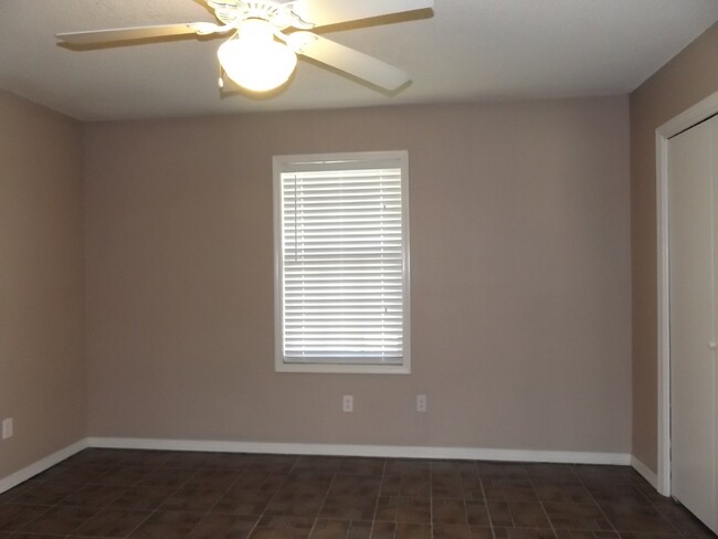 Building Photo - Spacious 2/1.5 Duplex in Bellview with Gar...