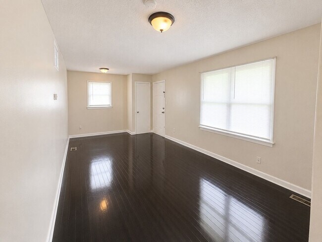 Building Photo - 104 Twin Oaks Dr