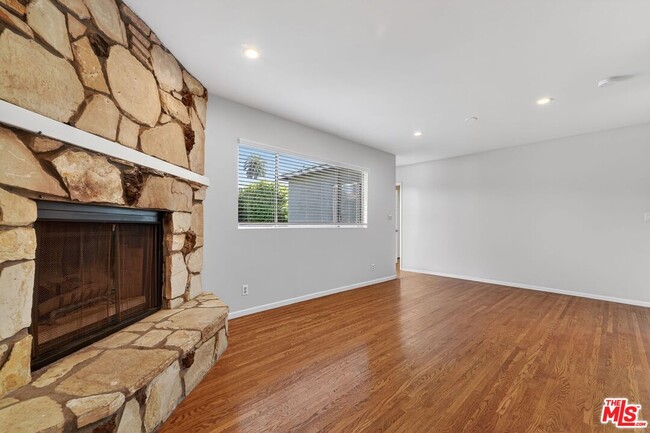 Building Photo - 2436 Walnut Ave