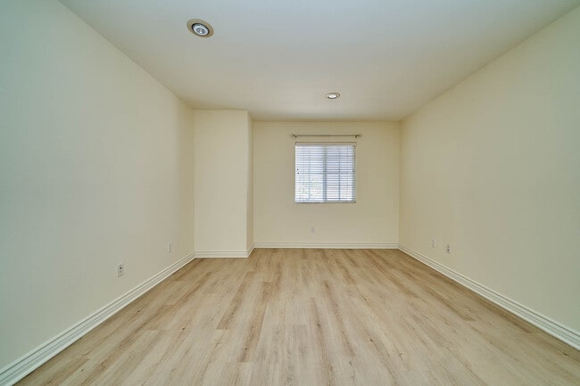 Building Photo - 2108 Santa Fe Ave
