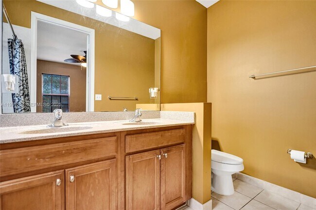 Building Photo - 2057 SE Avon Park Dr