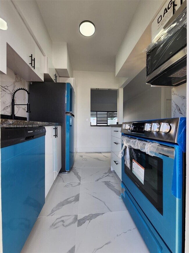 Building Photo - 2101 Normandy Dr