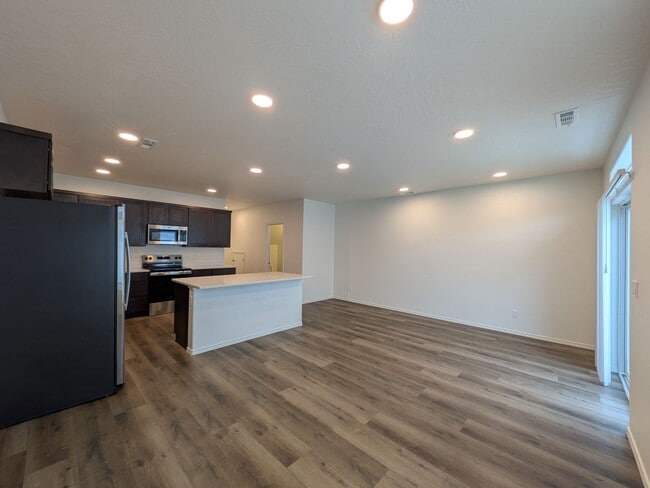 Building Photo - Brand New Townhome!