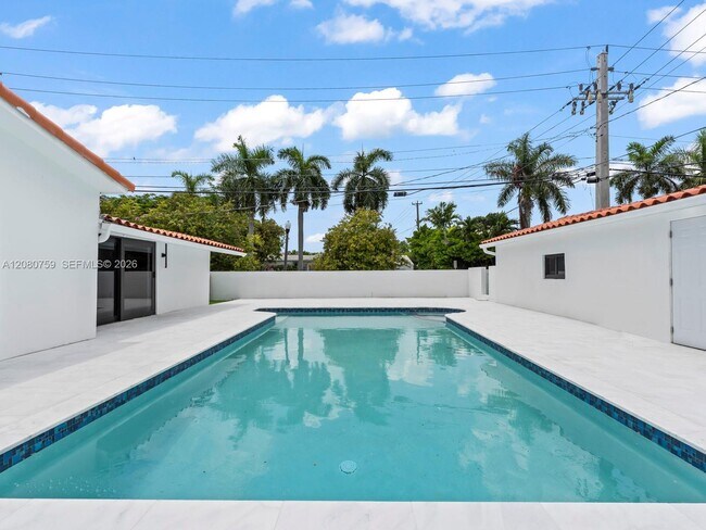 Building Photo - 1221 Biarritz Dr