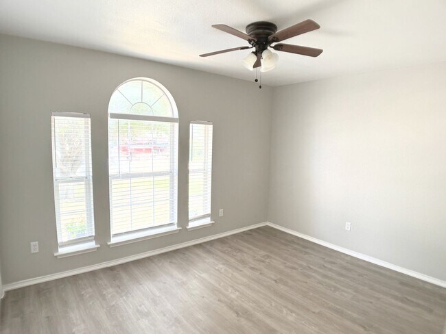 Building Photo - Fully Renovated 3-Bedroom in North Fort Wo...