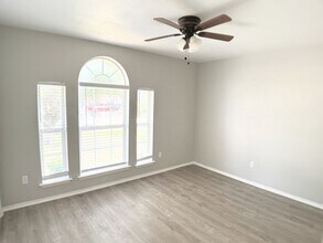 Building Photo - Fully Renovated 3-Bedroom in North Fort Wo...