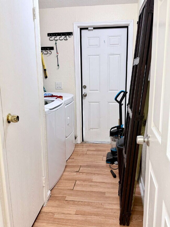 Building Photo - "Charming 4-Bed Oasis with 2 Baths in Prime West Palm Beach Location – 1560 Sq Ft of Comfort!"