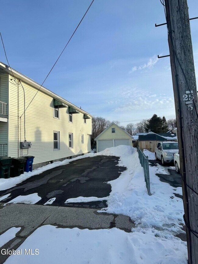 Building Photo - 28 Leversee Ave