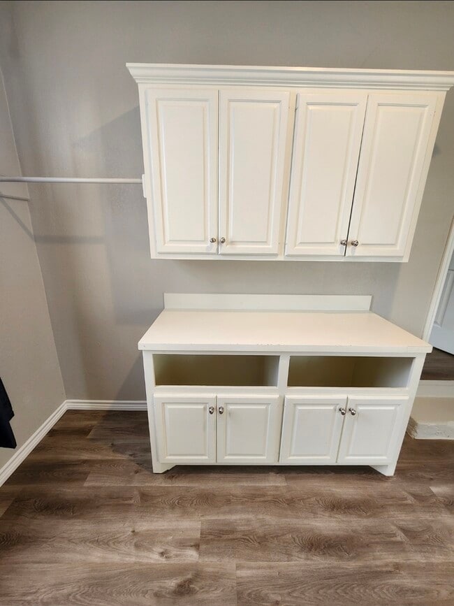 Building Photo - 3 bed 2 bath, move in ready!