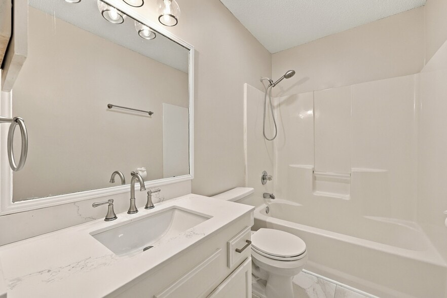 Full secondary bathroom conveniently located upstairs. - 3622 Caroline Vale Blvd