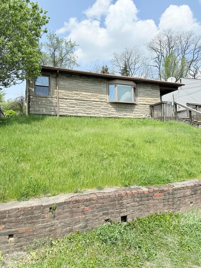 Building Photo - Updated 2BD 1BA house in McKeesport!