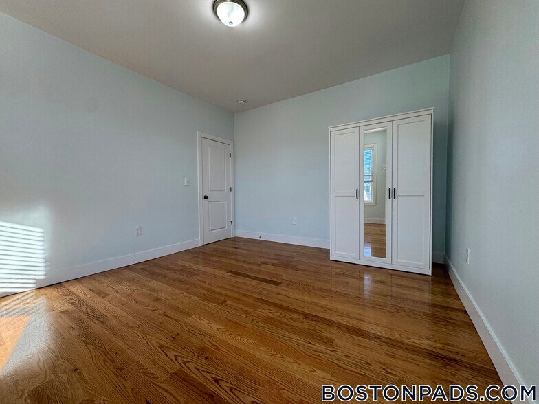 Building Photo - 7 Carson St