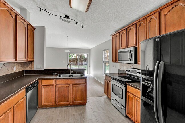 Building Photo - Renovated 5 bedroom/3 bathroom home in Wor...