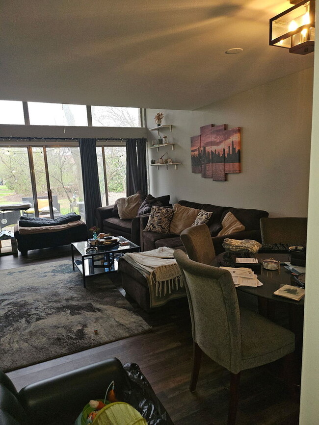 Building Photo - 5915 Meadow Dr