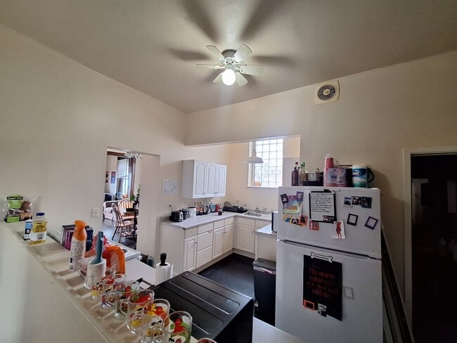 Building Photo - Large 3 Bedroom Open August