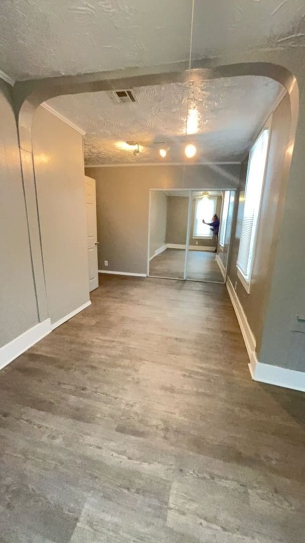 Building Photo - 512 W Oak Ave