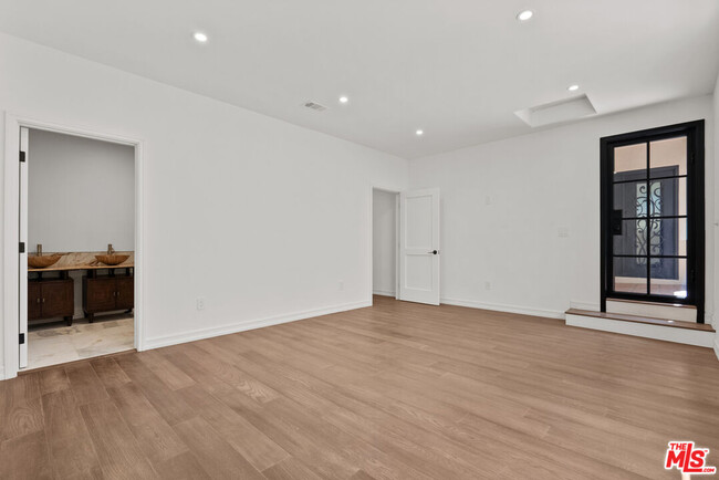Building Photo - 1527 N Beverly Dr
