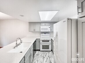 Building Photo - Beautiful 2BD/2.5 BA W/ In-Unit Laundry in...
