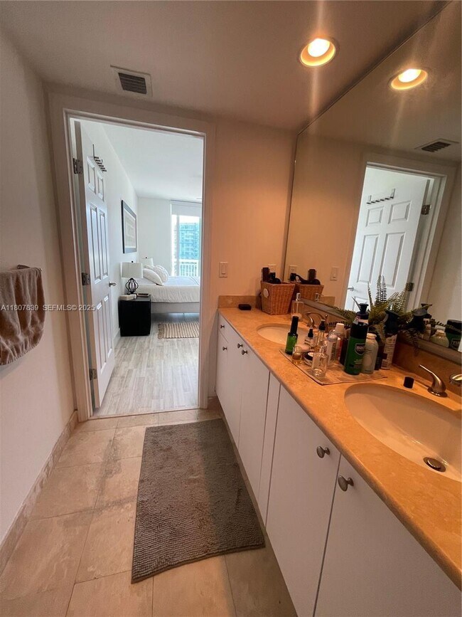 Building Photo - 1755 E Hallandale Beach Blvd