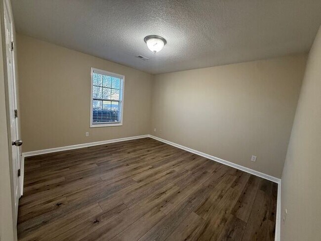 Building Photo - Halls Single Family Home in Cul-de-sac!