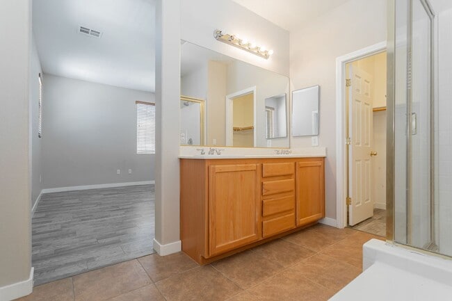 Building Photo - 8611 Splendid Leaf Ct