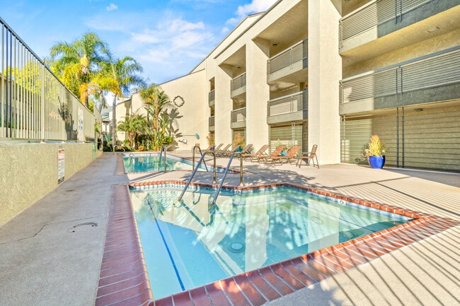 Building Photo - 64 N Mar Vista Ave