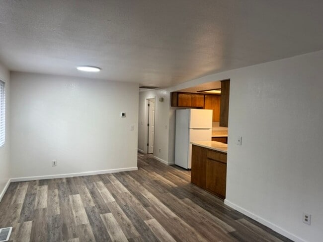 Building Photo - 606 S Holly St