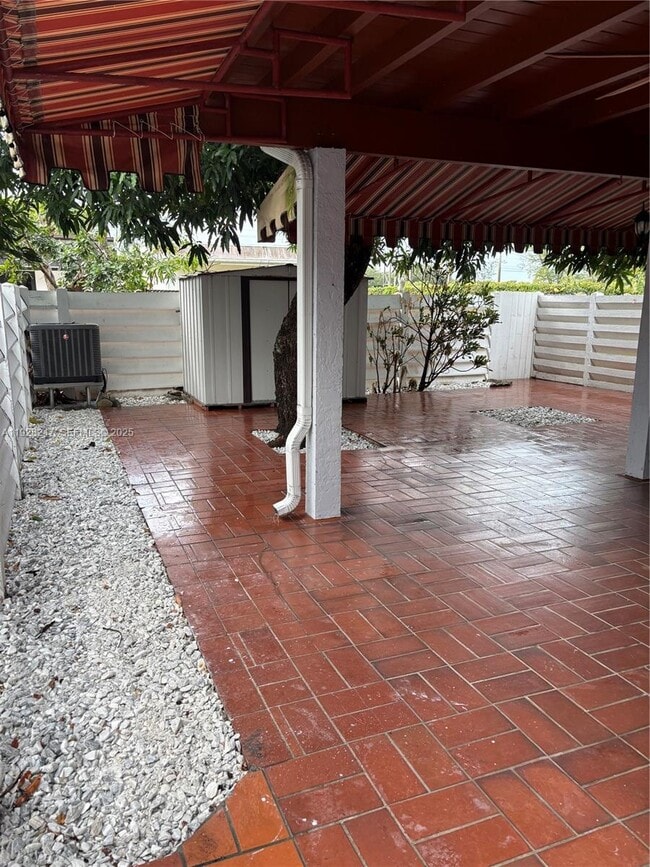 Building Photo - 7417 Twin Sabal Dr