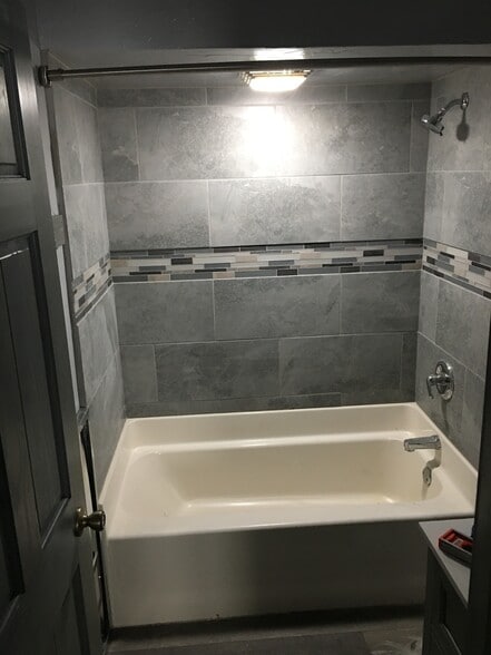 Main bathroom view - 1433 Witzel Ave