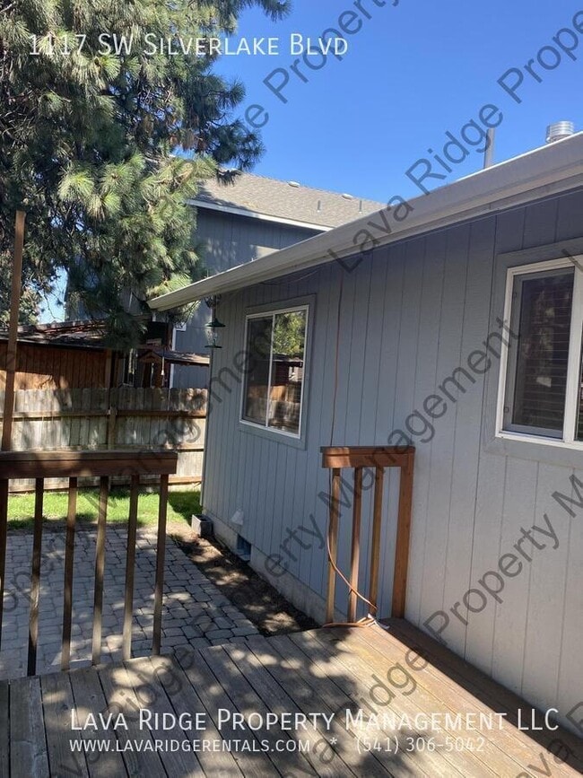 Building Photo - 1117 SW Silver Lake Blvd