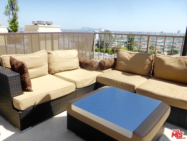 Building Photo - 1211 Sunset Plaza Dr