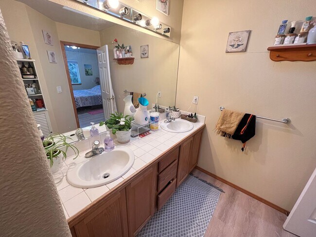 Building Photo - Beautiful 3 Bed, 2.5 Bath House in Central...