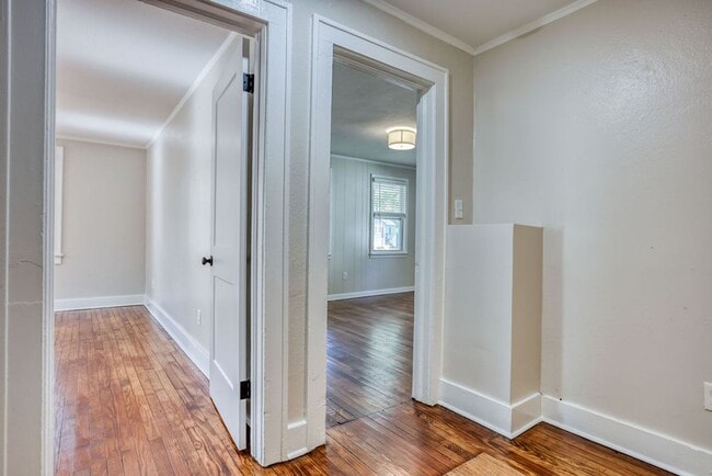 Building Photo - Renovated 2 bdrm home in East Savannah