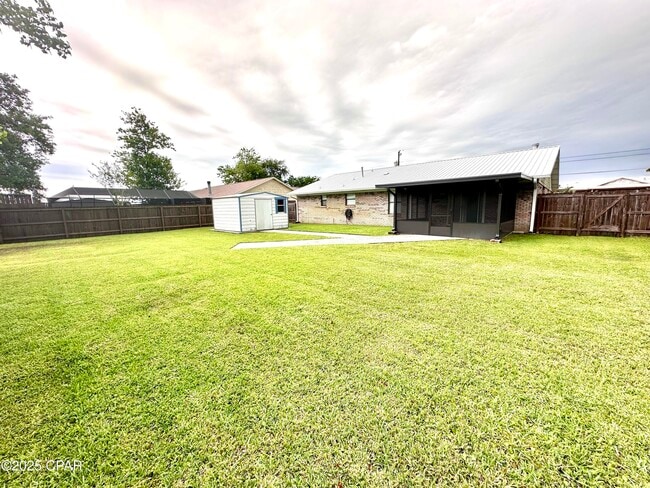 Building Photo - 6047 Howard Rd