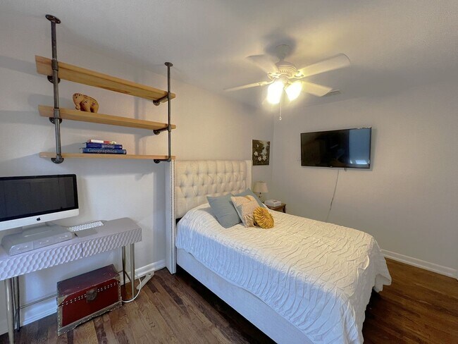 Building Photo - Furnished 2/2 Home in Crestview 3-12 month lease terms available