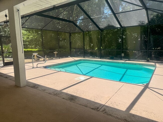 Building Photo - Beautiful 5 bed 3 bath POOL Home For Lease!