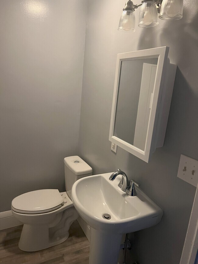 Building Photo - 1341 E Long St