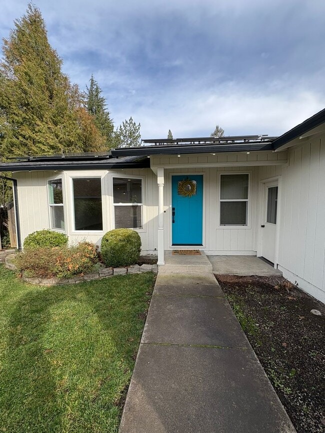 Building Photo - 4 Bed 2 Bath House Modern Comfort Meets En...