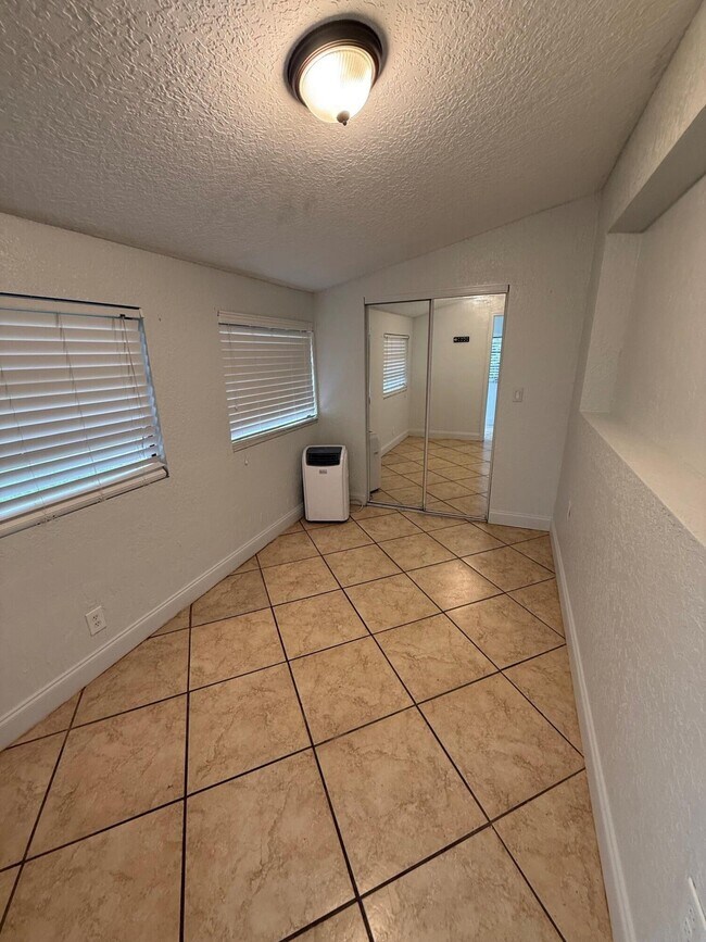 Building Photo - 741 Roseland Dr