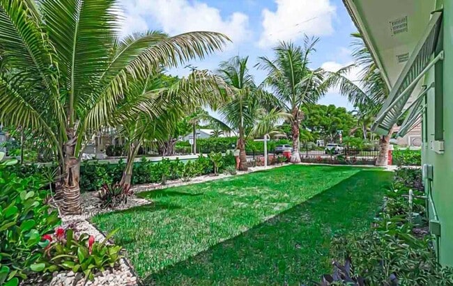 Building Photo - 532 N Palmway