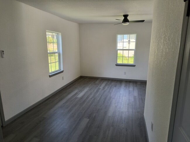 Building Photo - Newly Remodeled 2 Bedroom 1 1/2 Bath Home