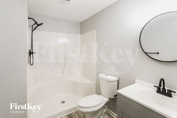 Building Photo - 911 E 8th Cir