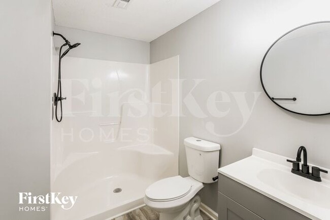 Building Photo - 911 E 8th Cir