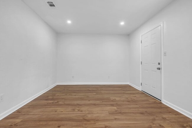 Building Photo - Completely renovated 2/1 on Golf Course!