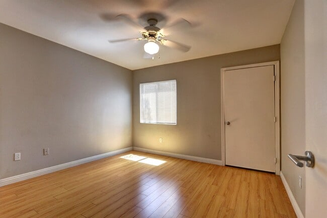 Building Photo - 950 Seven Hills Dr