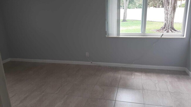 Building Photo - 5990 Pine Cone Ct