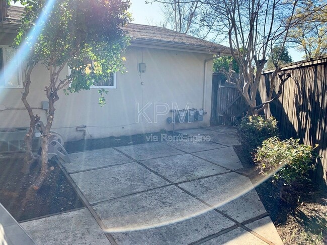 Building Photo - 7714 Brentwood Dr