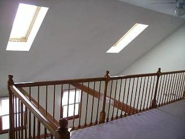 Building Photo - 3 bed 1/5 bath Townhome available 8/15/25