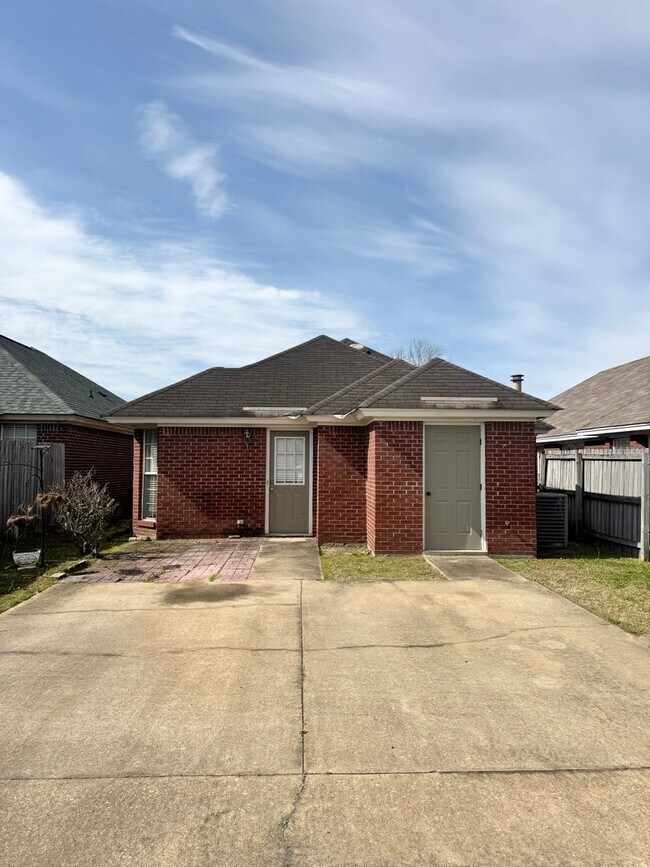Building Photo - ** 3 bed 2 bath located in Thorington Trace ** Call 334-366-9198 for a self showing